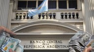 El Tesoro canjea títulos con el BCRA para frenar al dólar