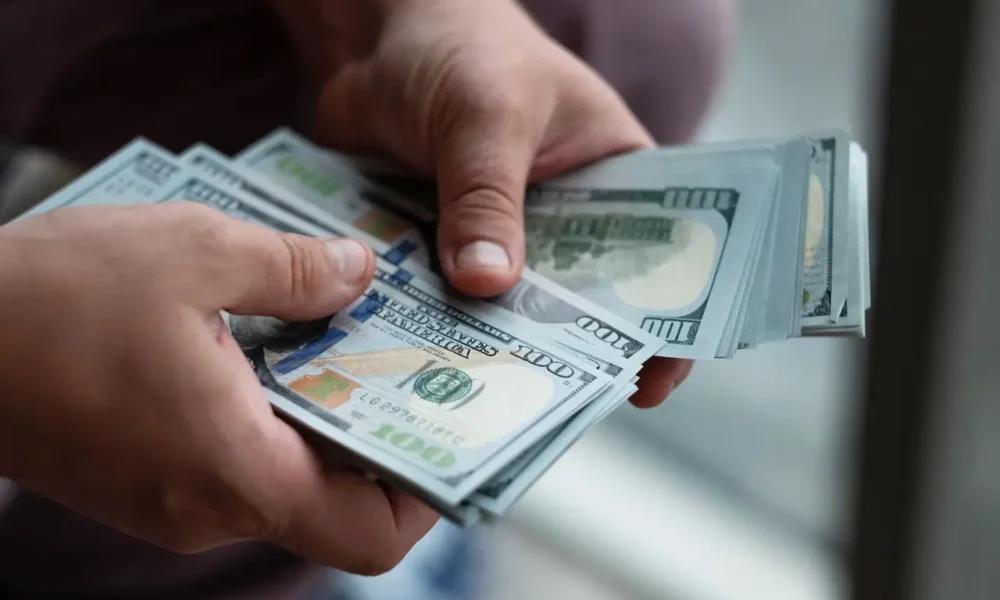 Precio del dólar del 24 de octubre pasa los 214 bolívares