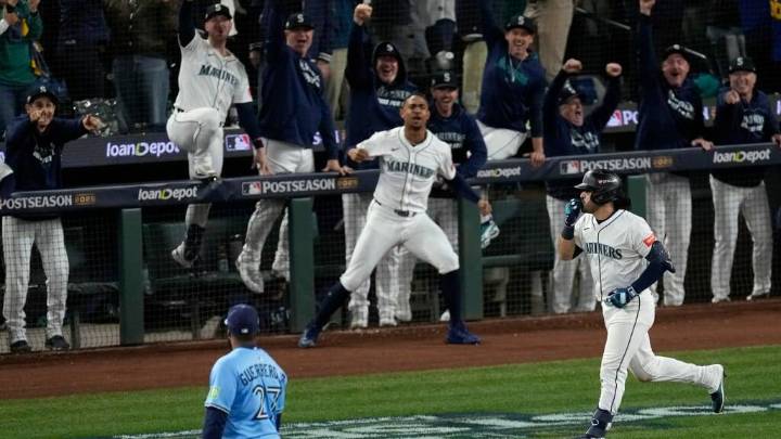 Suarez delivers Mariners salvation with eighth inning slam