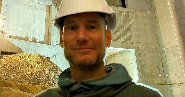 Sculpture worker says he was sacked after safety alarm