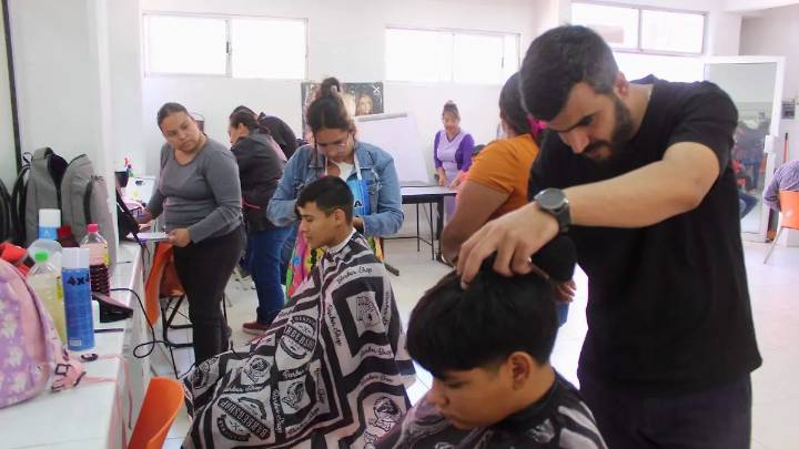 Un curso de barbería, otro más de los talleres que oferta el DIF Torreón