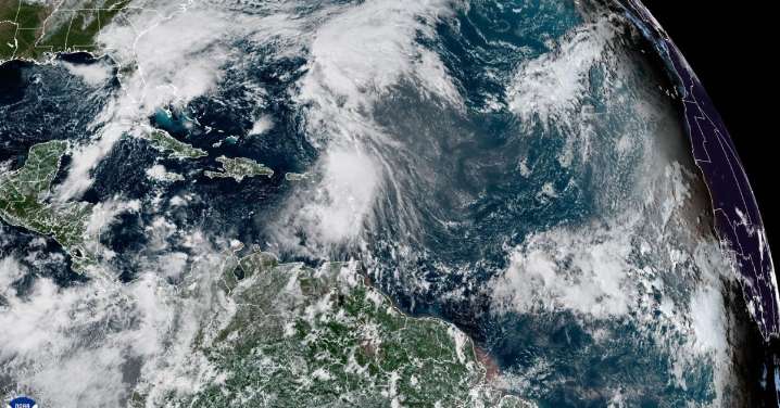 Surge tormenta “Karen” en el Atlántico norte mientras “Jerry” causa lluvias en Puerto Rico