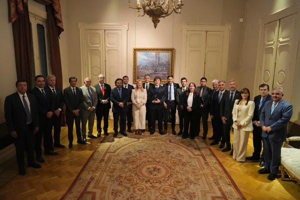 Tras la reunión de Milei con gobernadores, Adorni aseguró: “La voluntad es trabajar con todos”