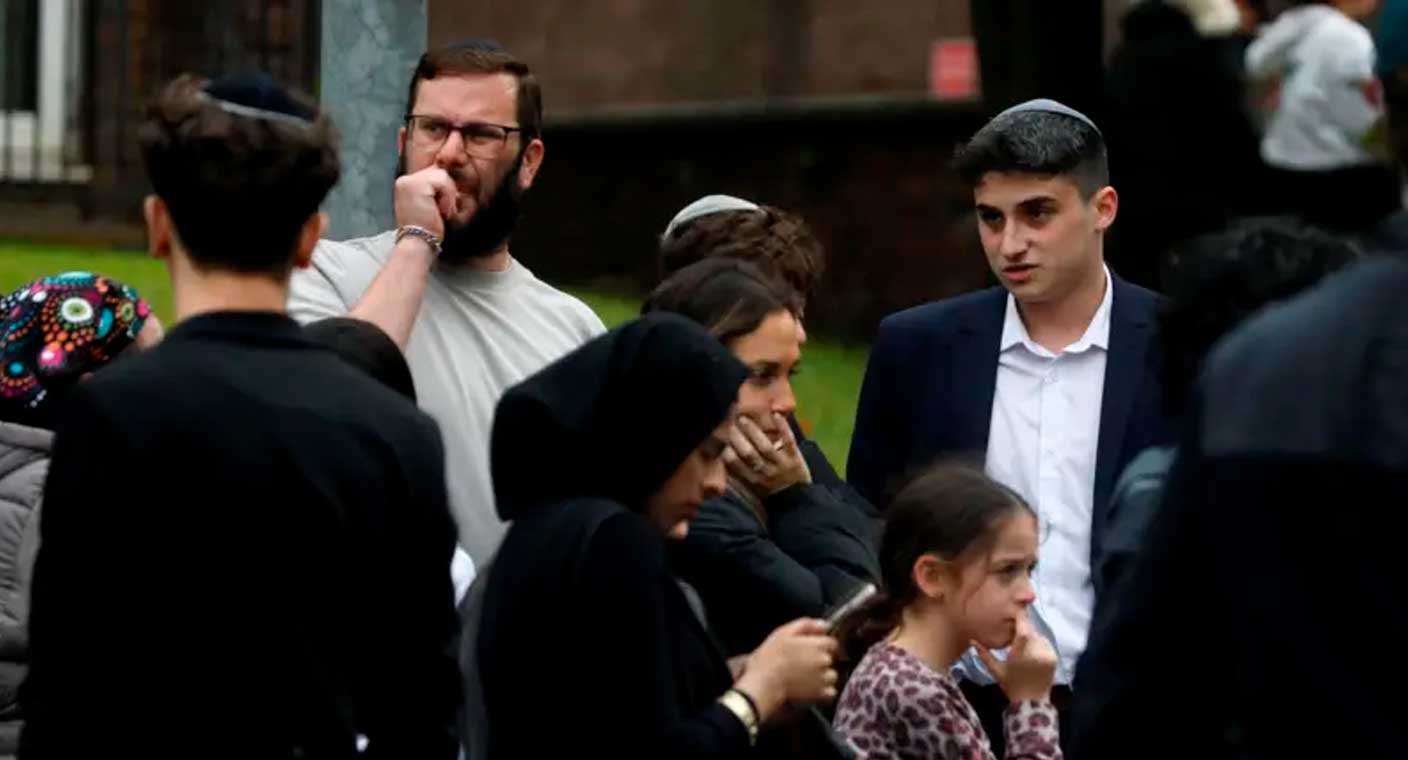 Ataque frente a sinagoga en Mánchester deja 3 muertos, incluido el agresor