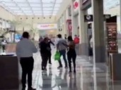 Graban a farderos en Patio Santa Fe, CDMX, agrediendo a vigilantes y clientes