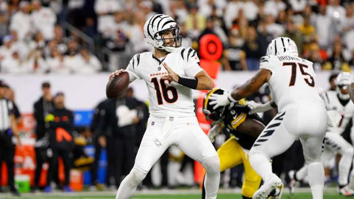 Joe Flacco throws a third TD, giving the Bengals a 27