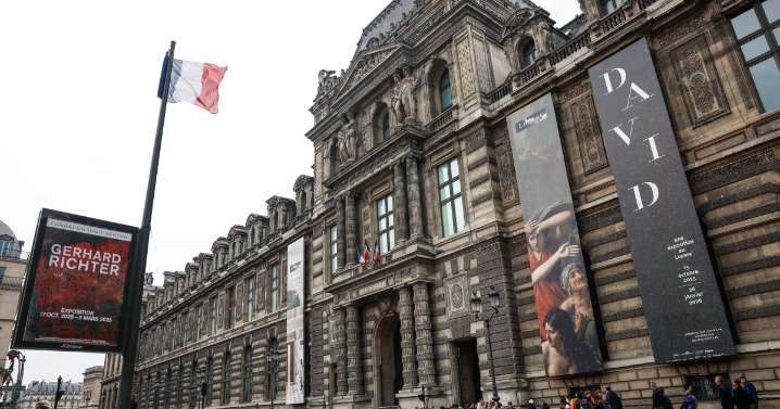 El Louvre no abrirá sus puertas este lunes después del robo del siglo: siguen sin aparecer las joyas