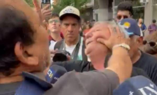 Cantaba la marcha peronista en la recorrida de Milei por Córdoba y le pegaron