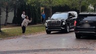 “¡No te queremos aquí!”: vecinos se enfrentan a agentes enmascarados de ICE en Chicago
