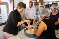 Tradición que une: mujeres torreonenses aprenden a hacer pan de muerto con el DIF