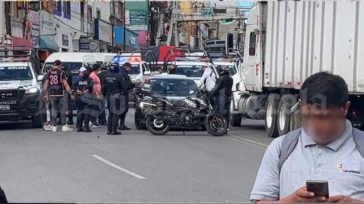 Vive Zacatelco tarde de violencia y confusión por conflicto de transportistas con policías