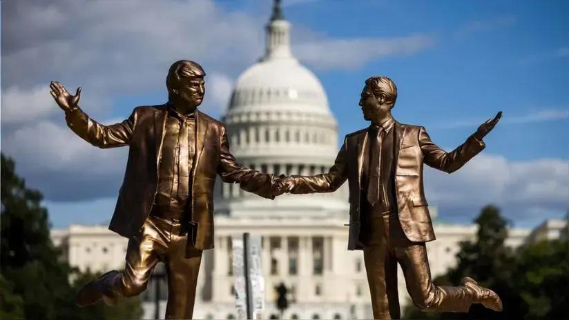 Vuelven a colocar frente al Capitolio polémica escultura de Trump y Jeffrey Epstein agarrados de la mano [FOTOS]