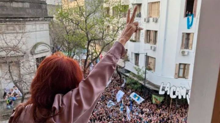 El kirchnerismo toma el Día de la Lealtad con una caravana hacia la casa de Cristina