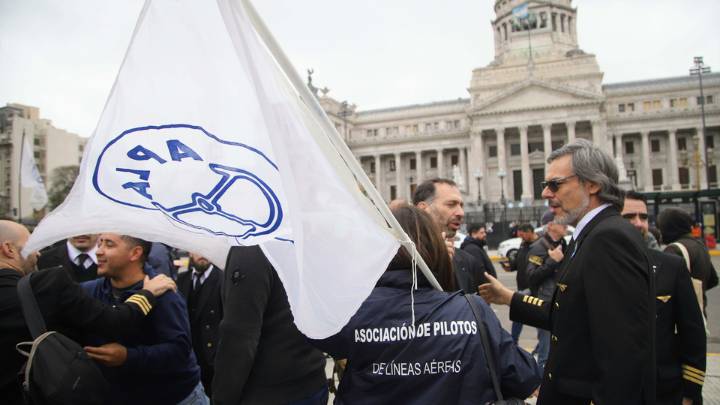 Los pilotos de Aerolíneas hicieron una asamblea