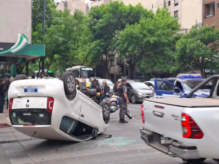 Nueva Córdoba: un auto cruzó un semáforo en rojo y chocó contra un vehículo que volcó tras el impacto