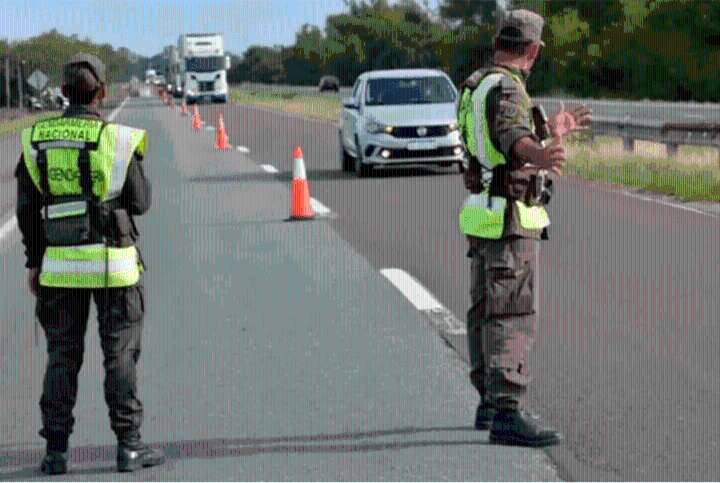 Más de 20 gendarmes fueron detenidos por cobrar hasta 600.000 pesos de coima a camioneros
