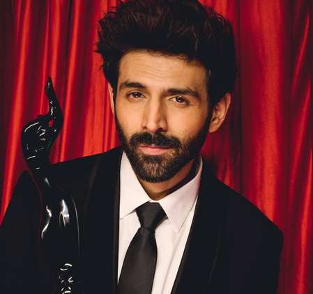 Kartik Aaryan gets emotional as he wins first-ever Filmfare for Chandu Champion