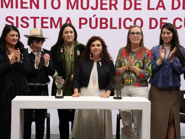 Clara Brugada recibe premio Mujer de la Década