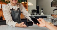 Las tarjetas virtuales son gratuitas y más seguras que las físicas, según la OCU