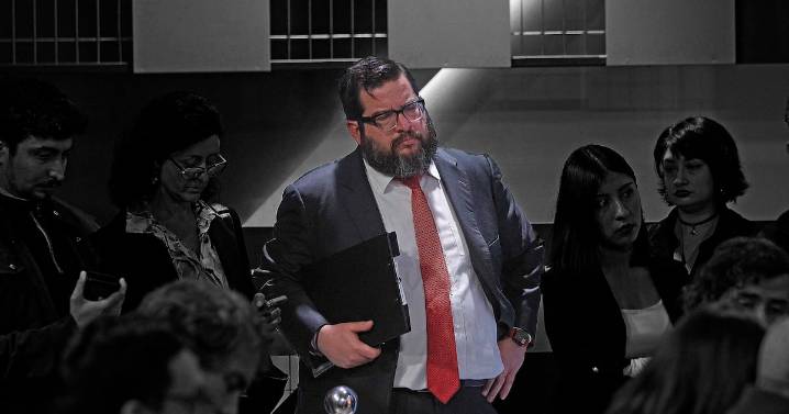 “Él también podría ser calificado como grasa política”: diputados oficialistas escalan acciones contra asesor de Kast