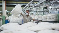 Eliminar aranceles a hilos y telas: el dilema que divide al sector textil
