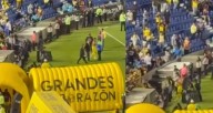 Así fue el momento en que cayeron desde las gradas aficionados del América por un autógrafo de Jonathan Dos Santos