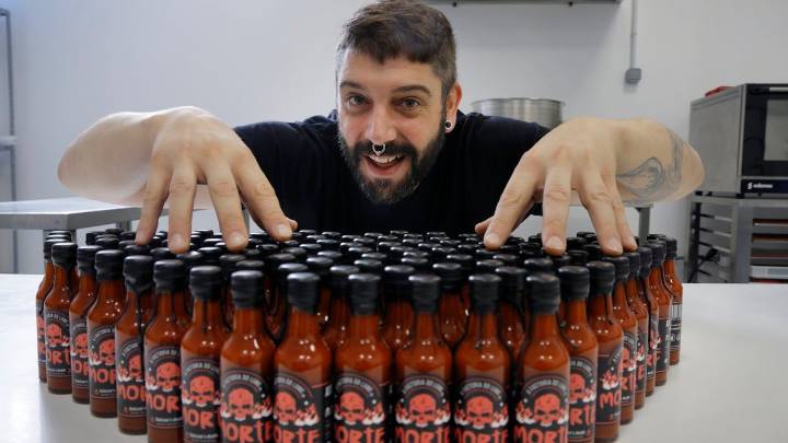 Factoría do Lume, el templo del picante en Galicia: «Hacemos salsas para los que quieren sufrir un poco»