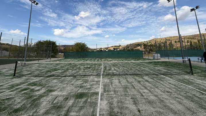 Perales de Tajuña inaugura su pista de tenis de césped artificial