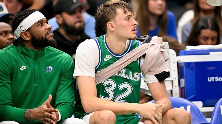 Mavs' Cooper Flagg hurts shoulder, is benched in crunch time