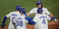 Blue Jays score 9 runs in 6th inning of World Series Game 1