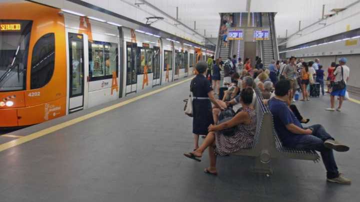 Fallece un joven de 20 años a primera hora arrollado por el TRAM en un paso a nivel de El Campello