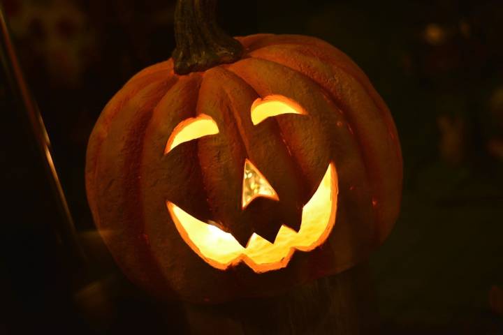 Las fiestas de Halloween en las plazas, barrios y calles de Alicante el 31 de octubre dinamizan el comercio local