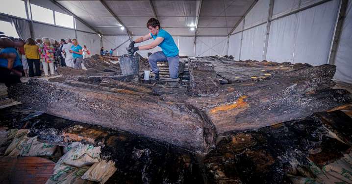 Todos los hallazgos de las obras de la terminal de contenedores de Cádiz: dos pecios con lingotes, cañones, cerámicas y alimentos