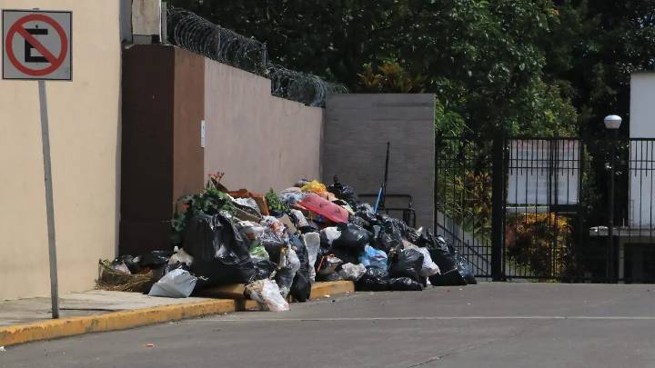 Basura inunda colonias de Córdoba; persisten fallas en servicio de recolección