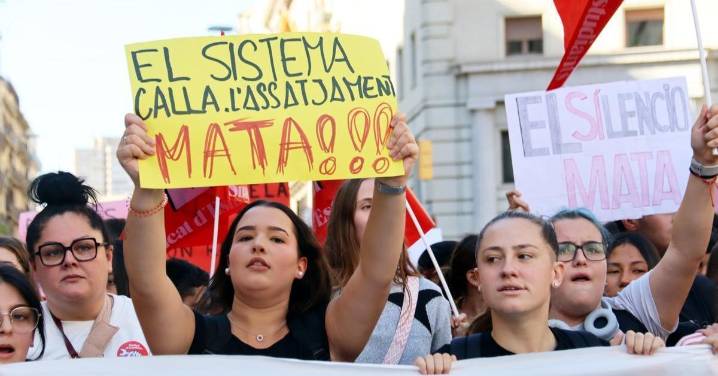 Estudiantes protestan contra el acoso escolar en Barcelona: "No son suicidios, son asesinados"