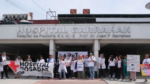 Trabajadores del Garrahan encabezan una caravana a Olivos para reclamar la implementación de la ley de Emergencia Pediátrica