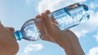 La ciencia avisa: el momento exacto en que debes tirar tu botella de agua si no quieres tener problemas