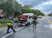 Arde van turística en el tramo federal Tintal-Playa del Carmen; no hay lesionados