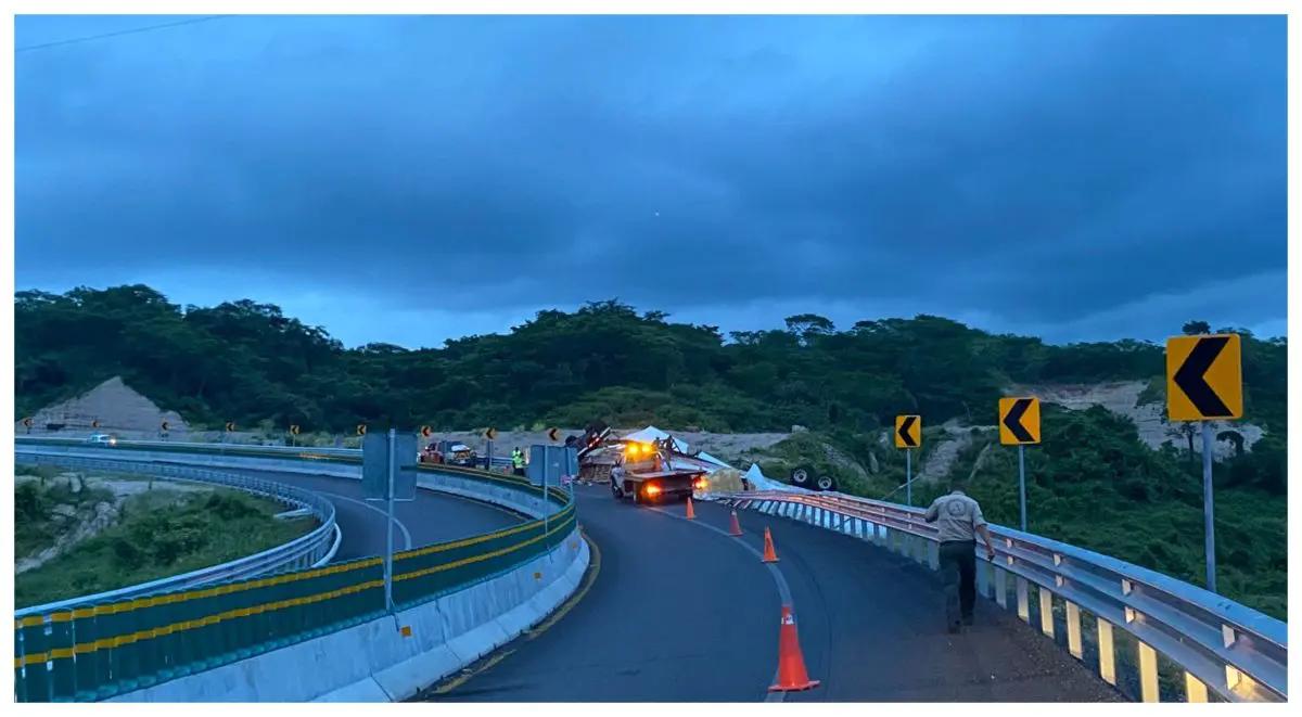 Tráiler vuelca en la autopista Puerto Vallarta–Guadalajara; reportan un fallecido