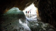 La escondida cueva de hielo de Asturias que es un espectáculo de luz y color: a 2.150 metros de altitud y en el corazón de los Picos de Europa
