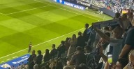 Dean Huijsen canta el himno del Málaga en La Rosaleda