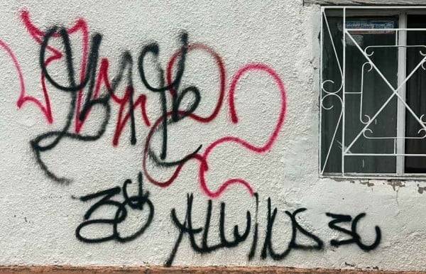 Madre hace trabajo comunitario por grafiti hecho por su hijo