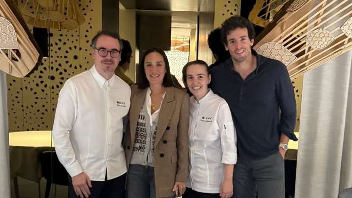Tamara Falcó tiene la combinación atemporal que todas las chicas clásicas llevan durante el entretiempo