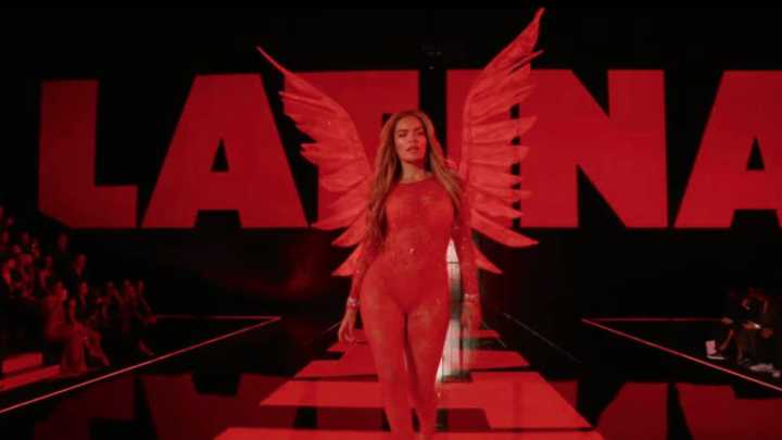 Debuta Karol G como un ‘angel’ de Victoria’s Secret en Nueva York