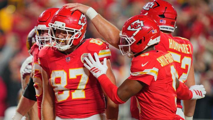 Travis Kelce celebrates his 100th touchdown with Taylor Swift gesture