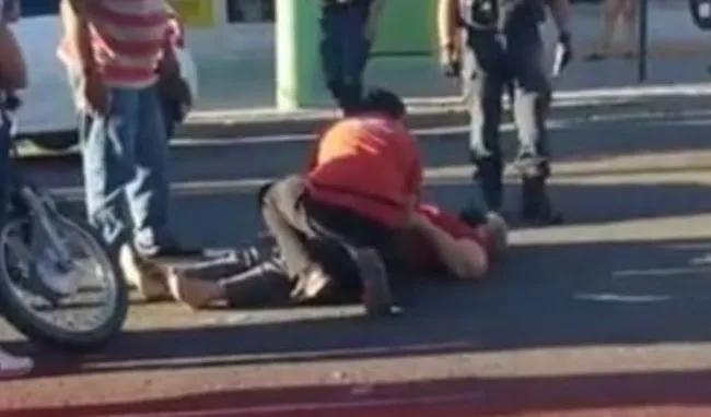 Empleada de tránsito en delicado estado, un menor ebrio la embistió con una moto