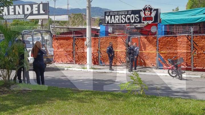 Civiles se llevan a la fuerza a trabajador de Mariscos El Rojo