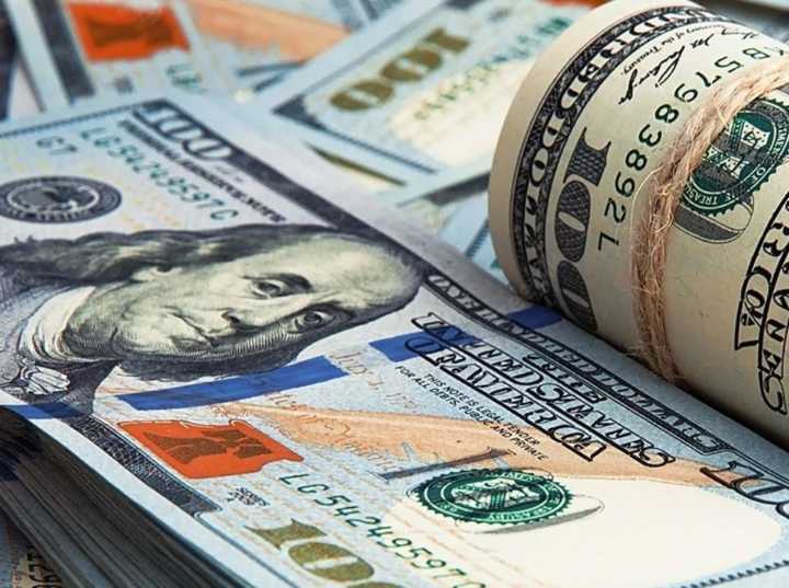 En una jornada caliente, el dólar oficial llegó a ofrecerse a $1.470: las cotizaciones finales