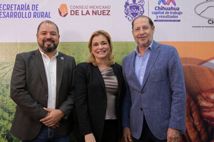 Maru recibe mérito nogalero en nombre de Víctor Cruz Russek