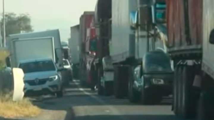 Campesinos Tienen 24 Horas Bloqueando la Carretera Abasolo